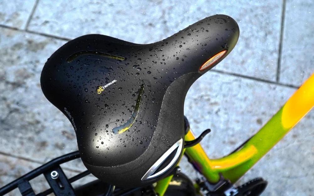 Schwarzer Selle Royal Lookin Relaxed Fahrradsattel mit Wassertropfen für maximalen Komfort.