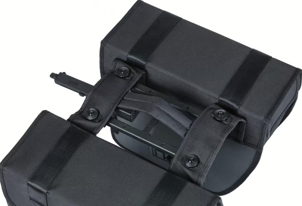 Basil Doppeltasche Tour Waterproof MIK 2.0 28 Liter - wasserdichte Fahrrad-Gepäckträgertasche - schwarz - Doppelpacktasche
