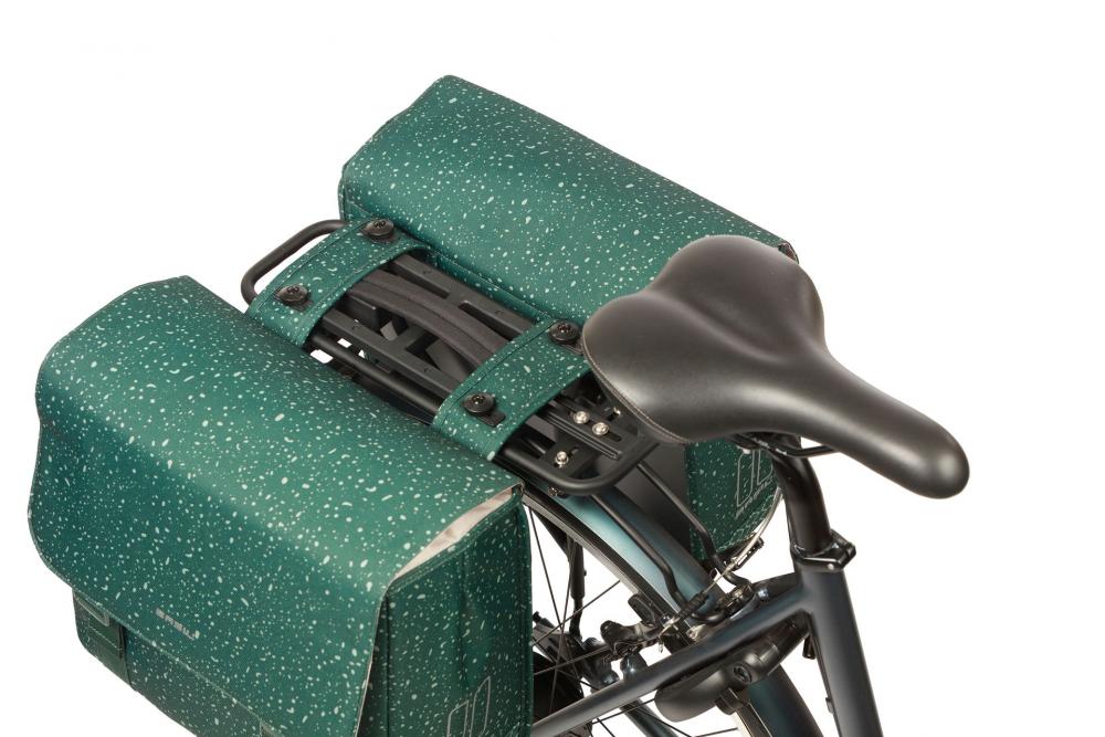 Grüne Basil Flair Doppelpacktasche 35L mit MIK System am Fahrradheck, gesprenkeltes Design.
