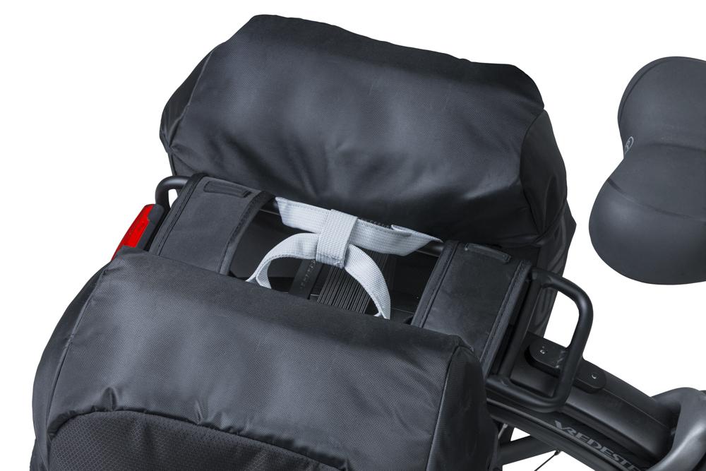 Wasserdichte schwarze Basil Miles Doppelpacktasche 34l am Fahrradgepäckträger montiert.