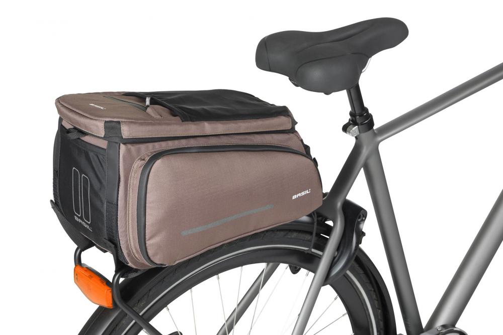 Basil Move Gepäckträgertasche 10-26 Liter Braun - recyceltes Polyester, MIK-Befestigung, erweiterbar, reflektierend