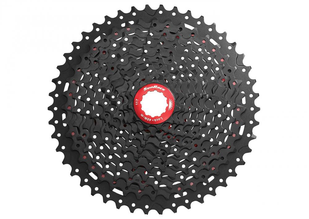 Schwarze SunRace Kassette CSMX8 EAZ 11-fach Fluid Drive Plus 11-46 Zähne mit rotem Lockring.