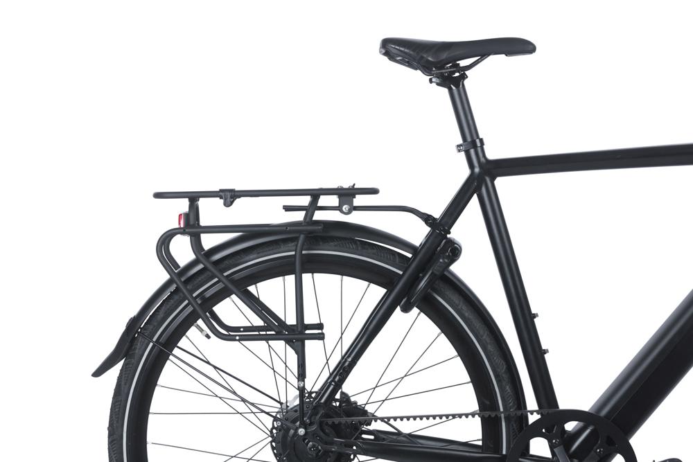 Schwarzer Basil Cargo Aluminium Gepäckträger, MIK-kompatibel, am Hinterrad eines Fahrrads.