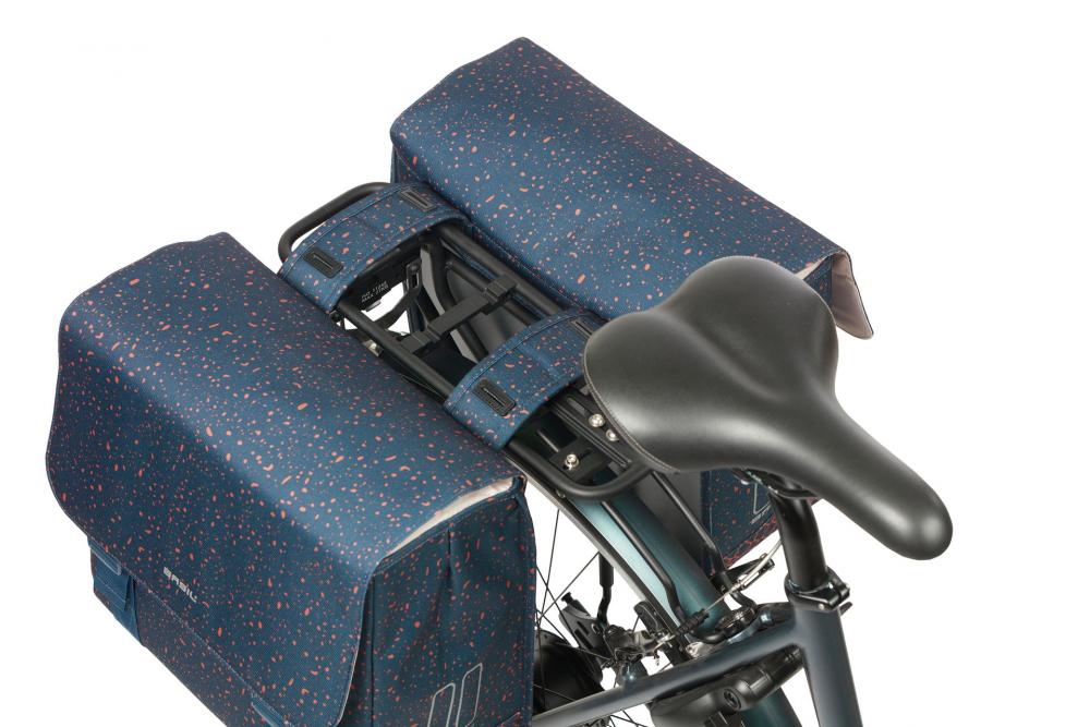 Basil Flair Doppelpacktasche 35L in Dunkelblau mit orangefarbenen Sprenkeln auf Fahrrad-Gepäckträger, MIK/Racktime kompatibel