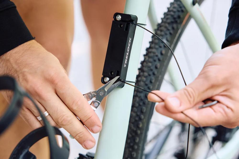 Montage der TRELOCK ADD IT universellen Fahrradhalterung am Rahmen für Schlösser, Flaschen und Zubehör.