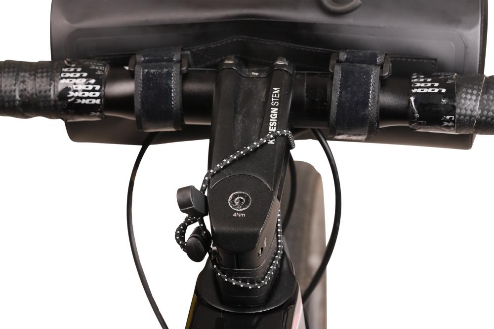 Zefal Z Adventure F2 Lenkertasche schwarz am Fahrradlenker montiert, Nahaufnahme.