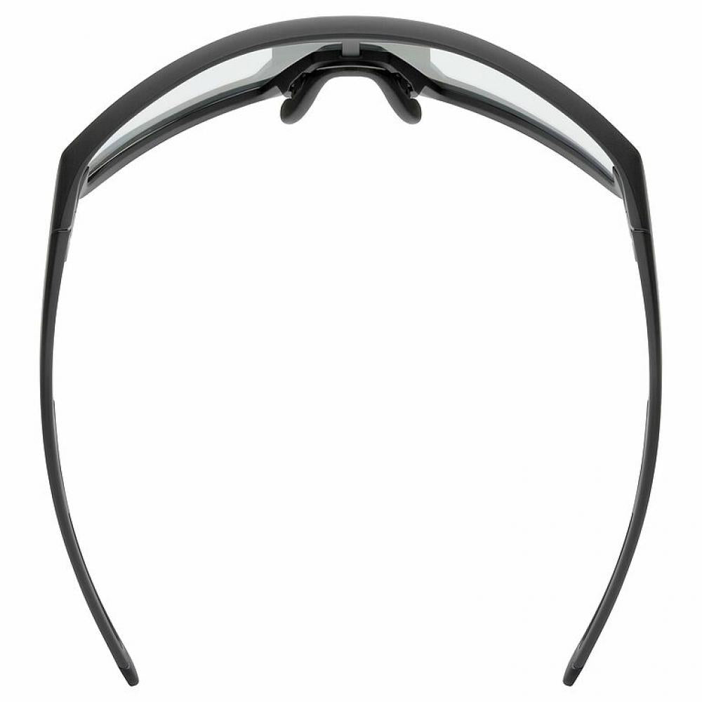 uvex skyryse V Sportbrille in Black Matt mit litemirror silver Scheibe bietet selbsttönende uvex variomatic®-Technologie, 100% UV-Schutz und uvex supravision® Anti-Beschlag-Beschichtung für klare Sicht bei allen Lichtverhältnissen