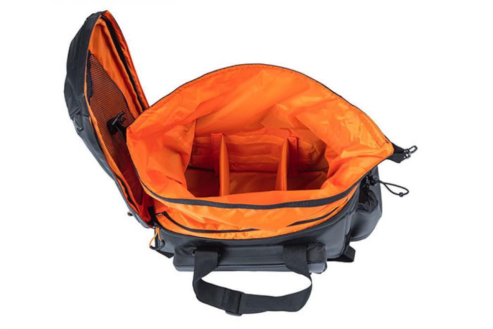 Geöffnete Basil Miles XL Pro Gepäckträgertasche mit orangefarbenem Innenraum und verstellbaren Trennfächern.