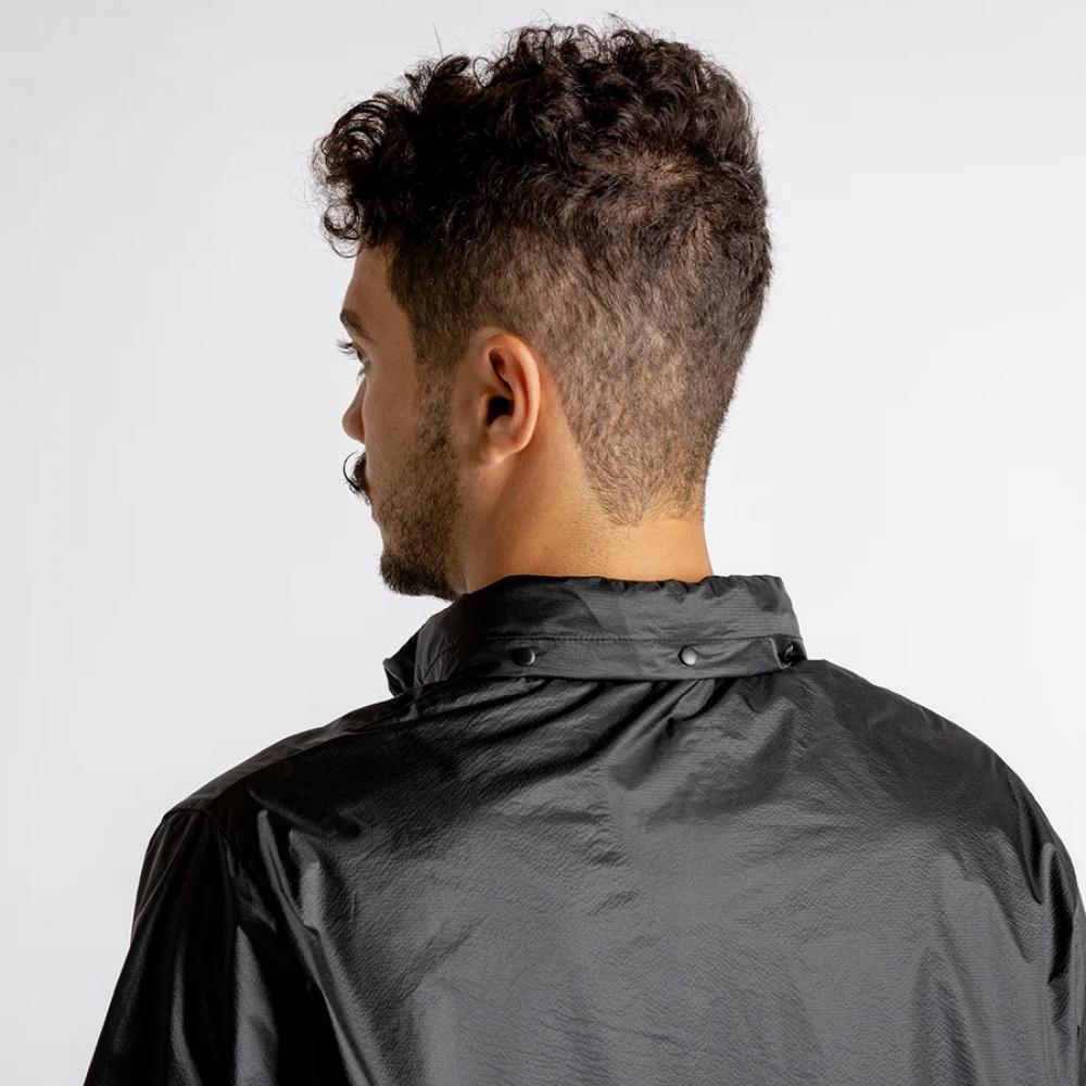 iXS Flow Windbreaker All-Weather Jacket anthrazit. Mann von hinten in ultraleichter Wind- & Wetterschutzjacke.