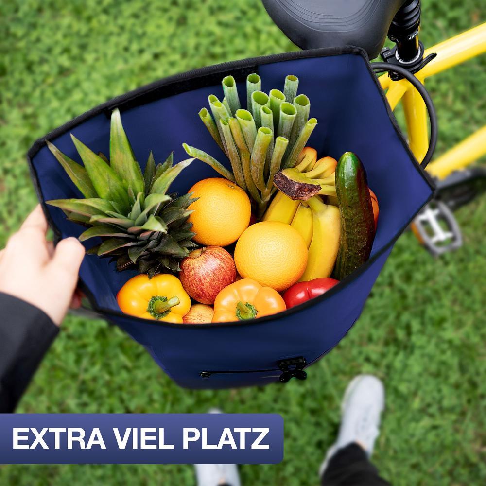 Valkental ValkBasic blaue 20L wasserdichte Gepäckträgertasche am Fahrrad, prall gefüllt mit frischen Lebensmitteln.
