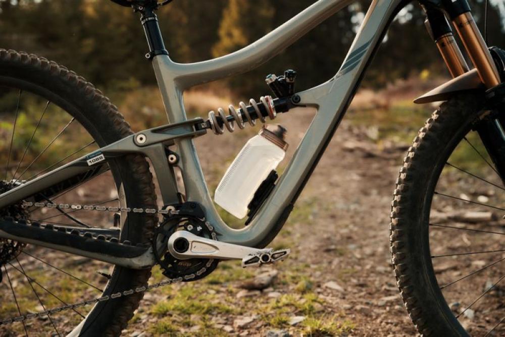 FIDLOCK TWIST Flasche 750ml am grauen Mountainbike mit magnetischem Flaschenhalter.