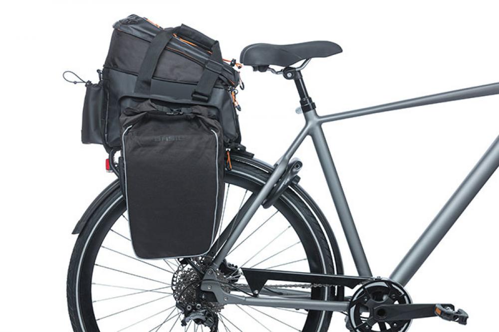 Basil Miles XL Pro Gepäckträgertasche schwarz orange mit ausklappbaren Seitentaschen auf einem Fahrrad montiert.