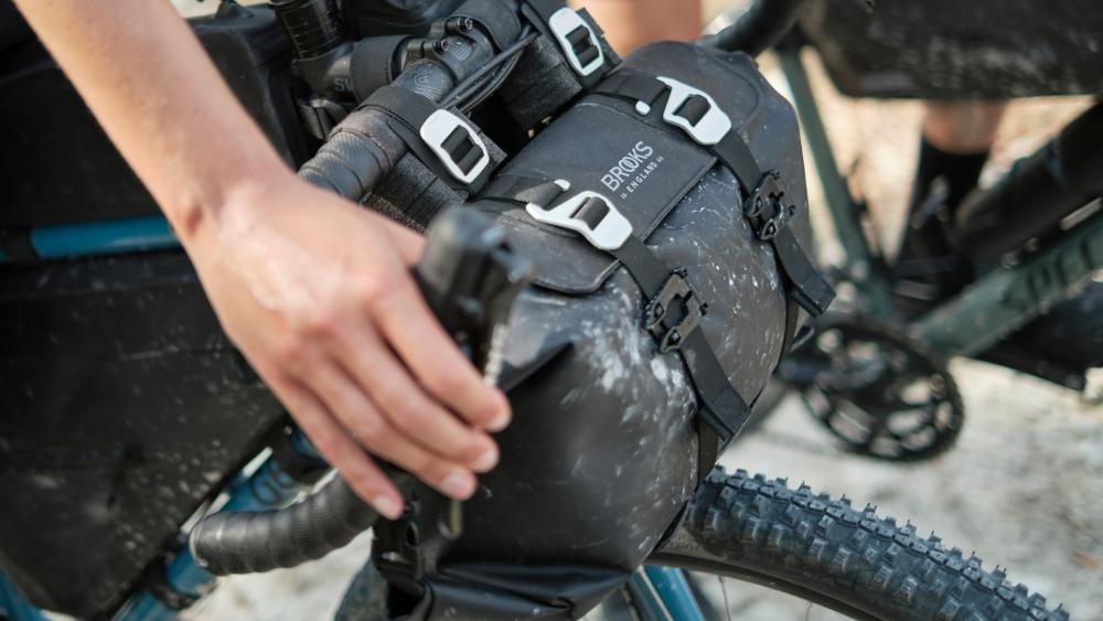 BROOKS Scape Handlebar Roll Mud Green - wasserdichte Bikepacking-Lenkertasche 10 bis 12 Liter mit Rollverschluss & Befestigungssystem