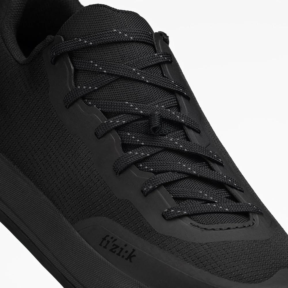 FIZIK Gravita Versor Flat MTB-Schuhe - Flatpedal - Vibram Megagrip - Ripstop-Obermaterial - Schnürverschluss - Black-Black - Größe 42