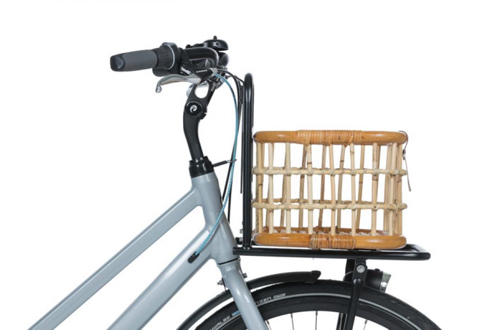 Basil Green Life Rattan Fahrradkorb M, naturbraun, handgefertigt, ökologisch, vorne an einem grauen Fahrrad montiert.