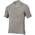 Endura GV500 Reiver Kurzarmtrikot Fossil XL - Herren-Gravel-Trikot aus schnelltrocknendem, recyceltem Material mit Stretch-Ärmeln, optimaler Belüftung und vielseitigen Taschen