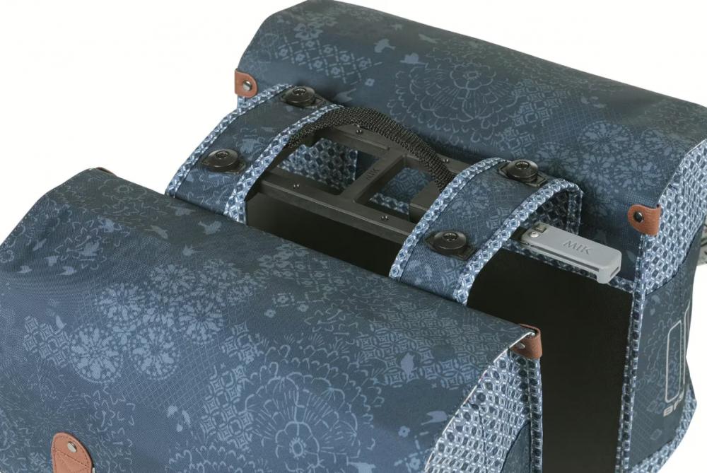 Basil Bohème Doppeltasche MIK 2.0 in Indigo Blue, geöffnet, mit MIK-Adapterplatte und detailreichem Muster.