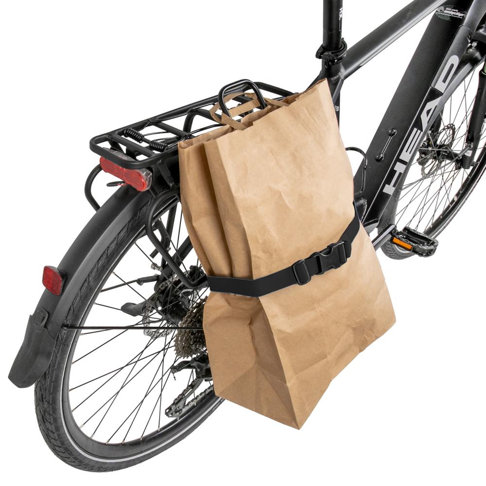 Messingschlager Racky Bag Taschenhalter aus schwarzem Aluminium mit Spanngurt am Fahrrad-Gepäckträger für den Alltag.