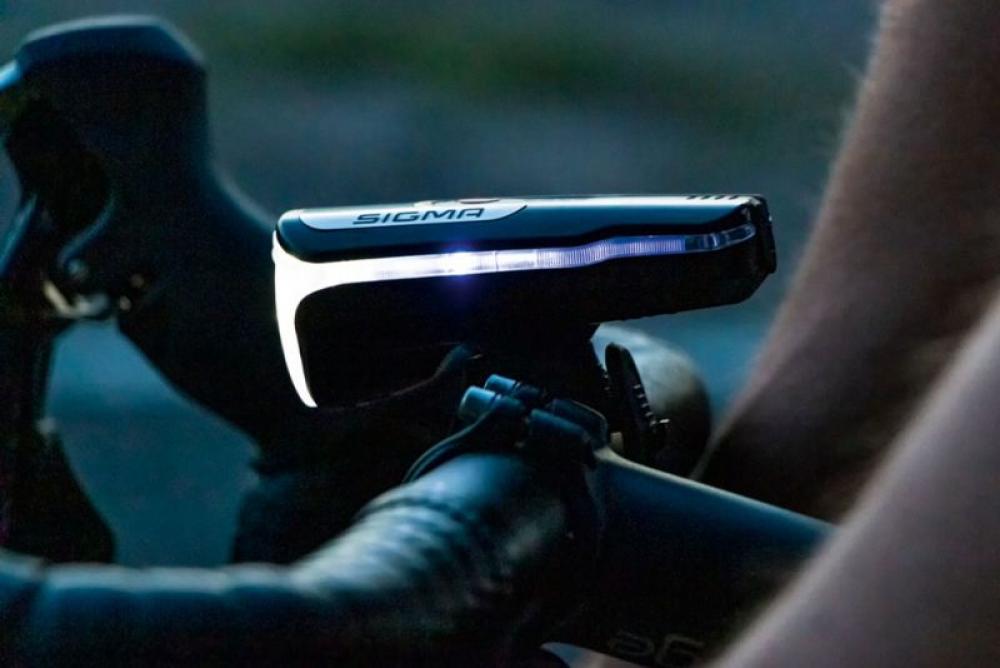Sigma Aura 80 USB LED-Akku-Frontlicht beleuchtet am Fahrradlenker, StVZO-konform.
