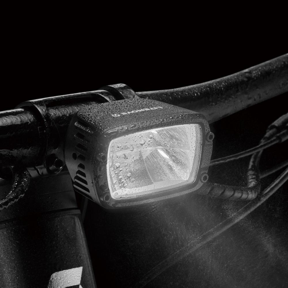 Nasses LITEMOVE RXW-2900 Fahrrad-Frontlicht am Lenker, hell leuchtend für maximale Sicht und Sicherheit.