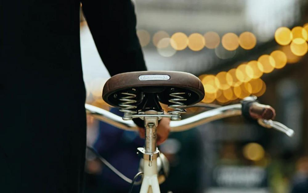 Brauner Selle Royal Ondina Relaxed Unisex Fahrradsattel mit Royalgel und Federn am Fahrrad.