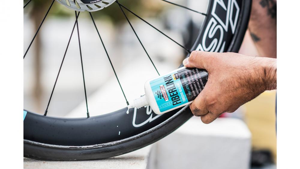 Finish Line Tubeless Reifendichtmittel 1Liter - Latex-basierte Pannenhilfe für MTB, Rennrad und Gravel, dichtet Einstiche und kleine Schnitte zuverlässig ab