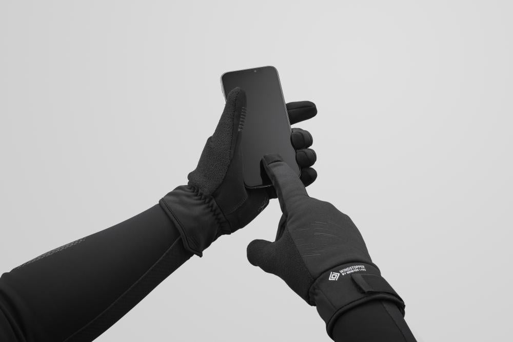 SHIMANO W's Windstopper Insulated Gloves Black: Isolierte Fahrradhandschuhe bei der Smartphone-Nutzung.