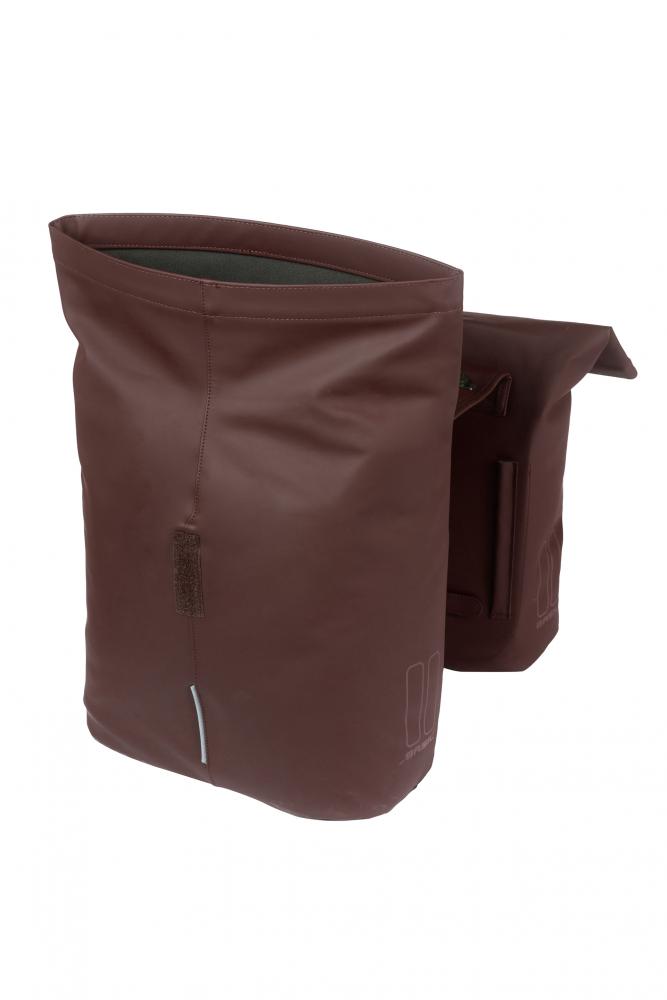 Zwei braune BASIL City Doppeltaschen MIK 2.0 aus veganem Leder mit wasserfestem Rollverschluss, reflektierend.