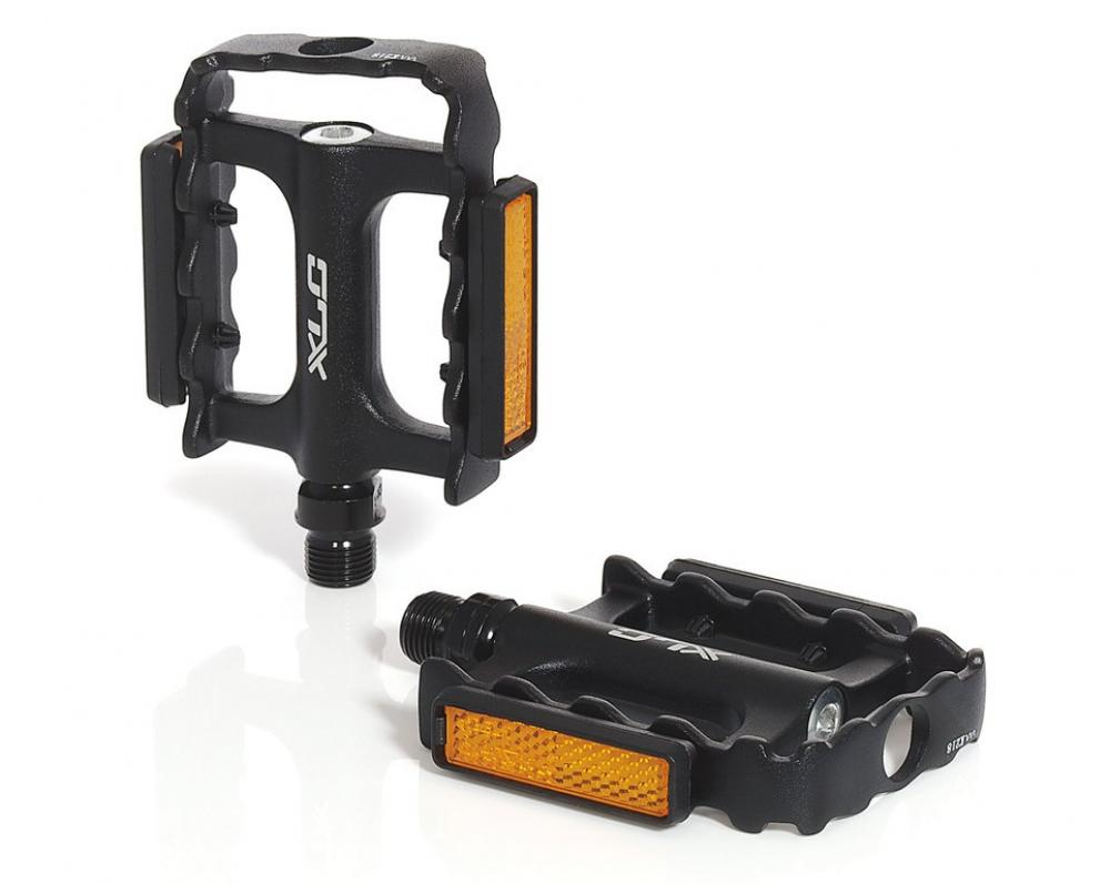 Schwarze XLC MTB-Pedal Ultralight II PD-M11 Fahrradpedale mit orangefarbenen Reflektoren auf weißem Hintergrund.