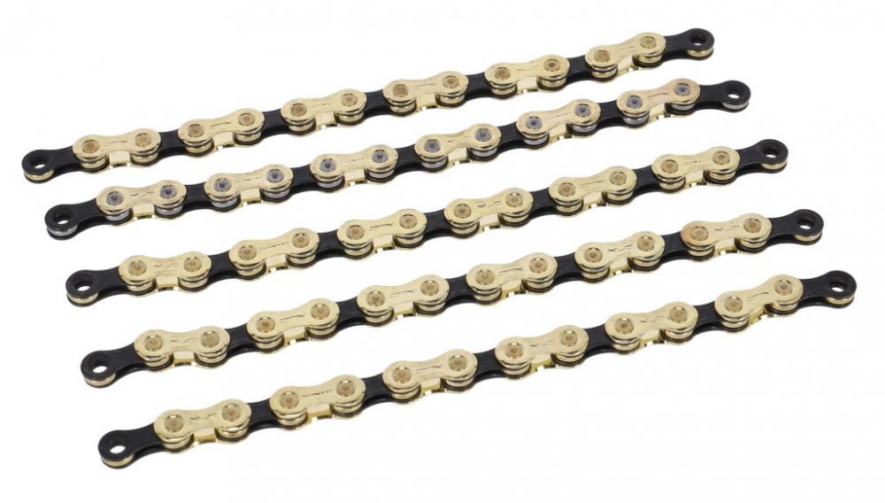 Mehrere XLC Kette CC-C05 11-fach gold/schwarz auf weißem Hintergrund.