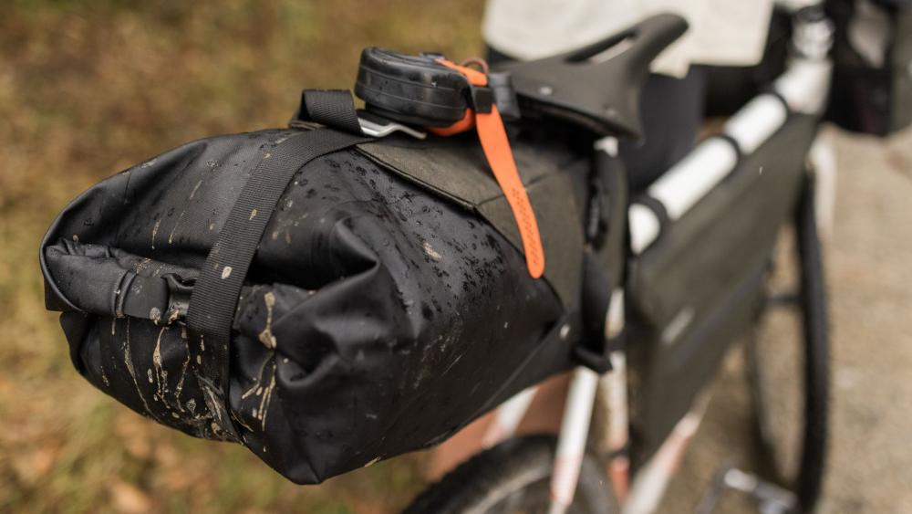 BROOKS Scape Seat Bag Black - wasserdichte Satteltasche 8 Liter aus 600D Polyester mit Hypalon-Details