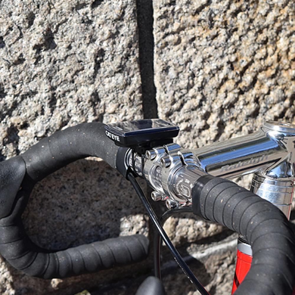 CATEYE Fahrradcomputer Velo Wireless Schwarz am silbernen Vorbau für kabelloses Bike-Tracking.