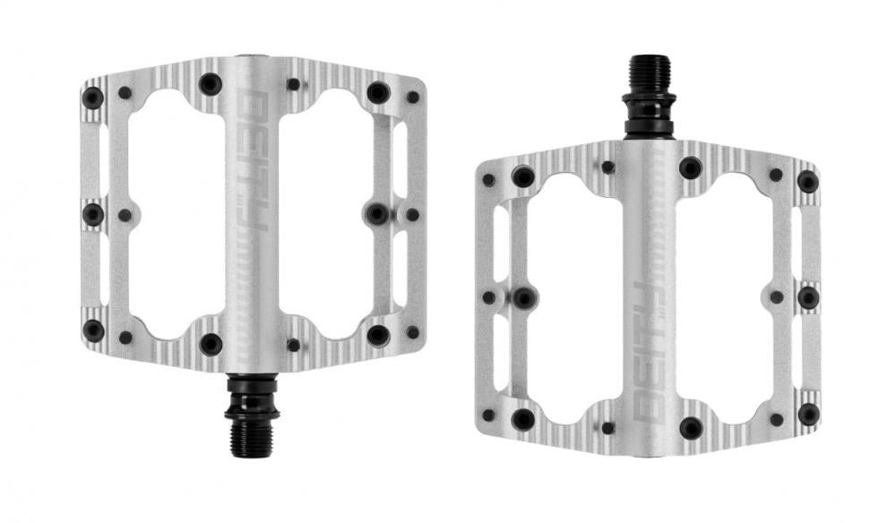 Deity Black Kat Plattformpedale Silber - 100 × 100 mm CNC-Alu, konkav, 8 Pins pro Seite, DU-Buchse + doppelt mikroversiegelte Lager, inkl. Ersatz-Pin-Kit
