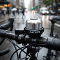 Regennasse Cat Eye PB-1000 Wind Bell Fahrradklingel, silber/schwarz, auf Carbon-Lenker in der Stadt.