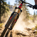 Rockshox Troy Lee Designs G/O Dekor Kit auf Pike Federgabel eines Mountainbikes in Aktion auf staubigem Trail.