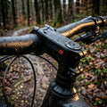 Ergotec Vorbau Barracuda i 6 Alu schwarz, 110mm 20°, an nassem Mountainbike im Wald.