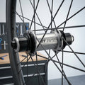 DT Swiss Umrüstkit VR 9mm Thru Bolt Schwarz für Vorderradnabe. Präzises Fahrrad-Upgrade für mehr Steifigkeit und Performance.