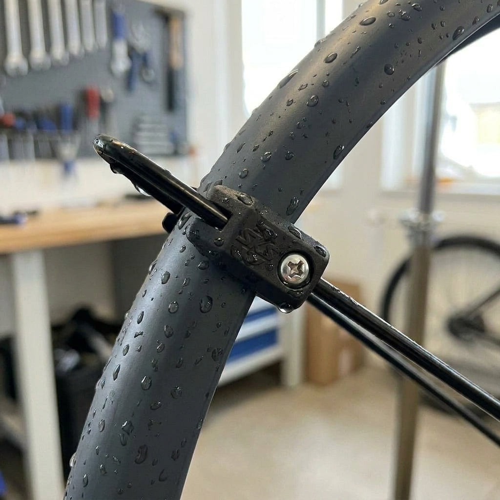SKS Strebenprofilbefestigung SPB, schwarz, sichert 3mm Schutzblechstrebe am Fahrradschutzblech. Robustes Kunststoff-Ersatzteil.