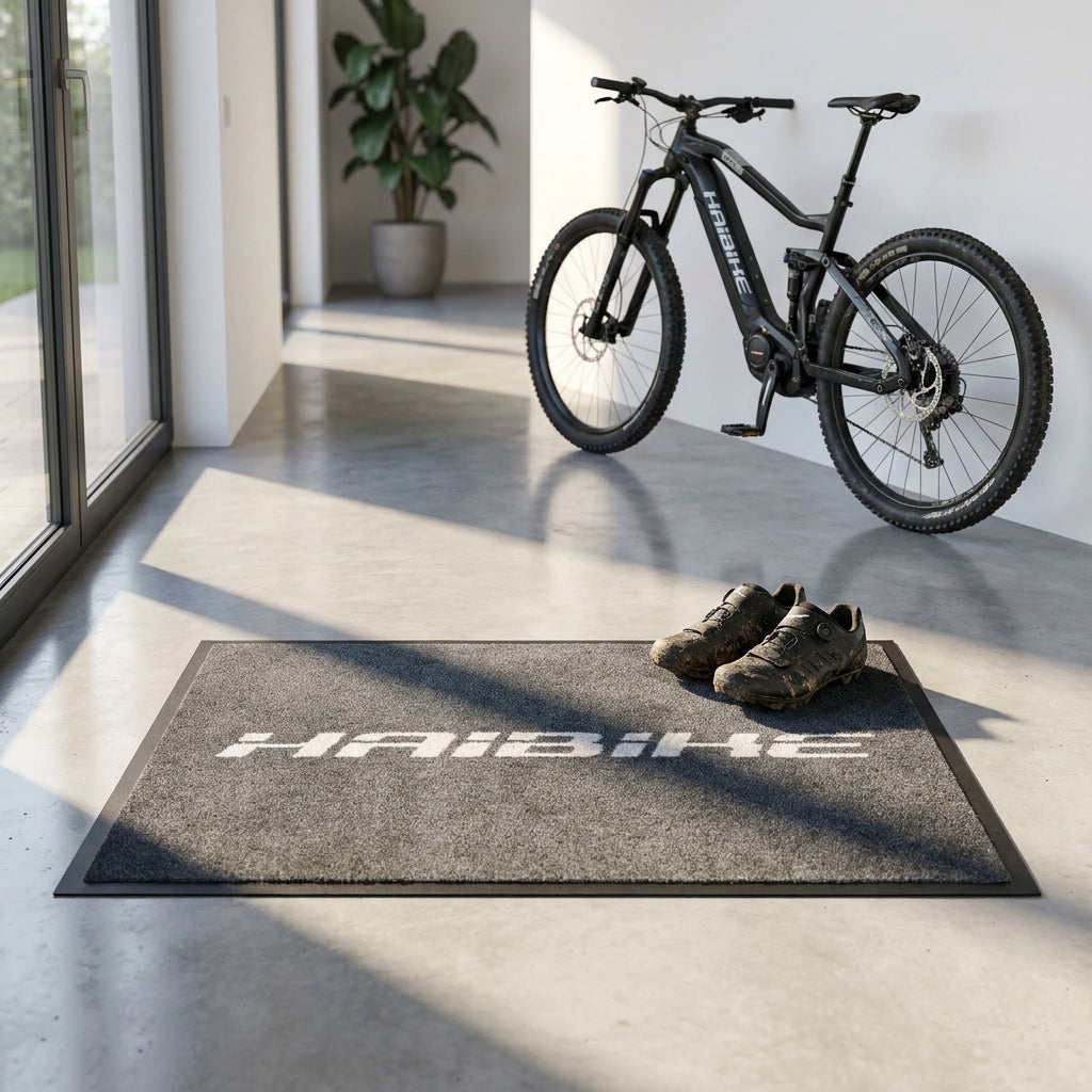 Graue Haibike Fußmatte 60x90cm. Hochwertige Schmutzfangmatte für Innen- und Außenbereich. Ideal für Radsport-Fans.