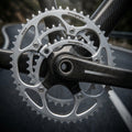 Stronglight RACE Kettenblatt 46 Zähne, ultraleichtes Aluminium, an Carbon-Rennradkurbel auf Straße.