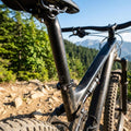 Ergotec Patentsattelstütze Viper schwarz aus Alu am Mountainbike im Gebirge.