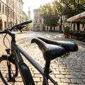 Selle SMP TRK Medium Gel Herren Fahrradsattel schwarz auf E-Bike in sonniger Altstadt.