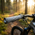 Ergonomische T-One Blade Fahrradgriffe in Grau-Weiß mit Schraubensicherung für optimalen Halt und Komfort am Lenker.