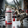 TRP Mineralöl Bremsflüssigkeit Rot 100ml für Scheibenbremsen, tropft aus dem schmutzigen Fahrrad-Bremssattel.