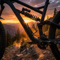 Mountainbike mit Rockshox Feder für HR Dämpfer (350LB) im Sonnenuntergang auf staubigem Bergpfad.