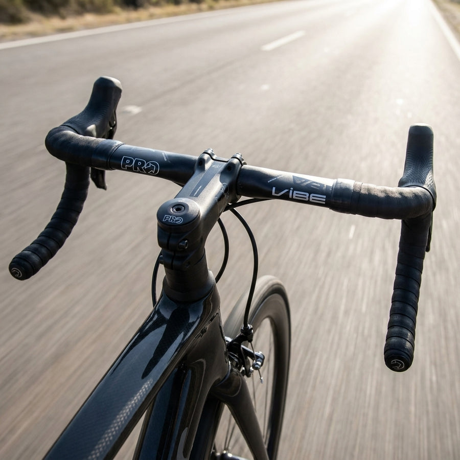 PRO Lenker Vibe Alu Aero 31,8 mm schwarz. Aerodynamischer Rennradlenker aus leichtem Aluminium mit integrierter Kabelführung.