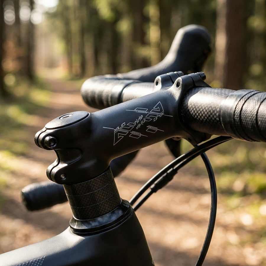 Schwarzer XLC Ahead Vorbau All Ride auf Gravelbike-Lenker, mit sonnigem Waldweg im Hintergrund.