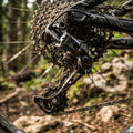 SRAM NX 11-fach Schaltwerk, schwarz, langer Käfig, dreckig am Mountainbike im Gelände.