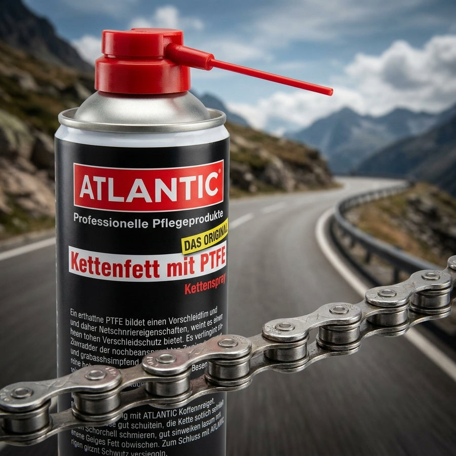 Atlantic Kettenfett mit PTFE Spraydose 500ml und Fahrradkette auf einer Bergstraße.