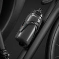 Elite Vico Carbon Trinkflaschenhalter schwarz matt aus Carbon am Fahrrad mit Trinkflasche.